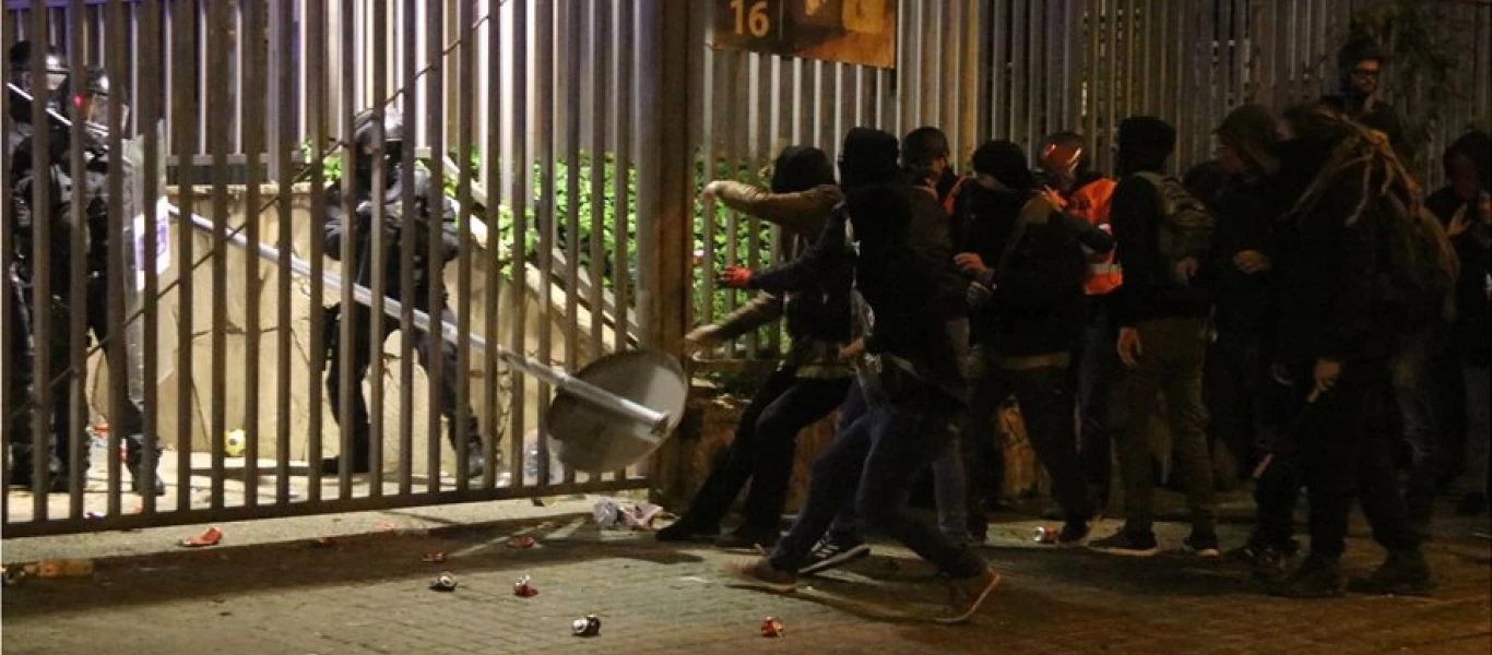 Καταλονία: Άγρια επεισόδια έξω από το Καμπ Νου - Οπαδοί της ανεξαρτησίας επιχείρησαν να εισβάλουν στο γήπεδο (βίντεο)